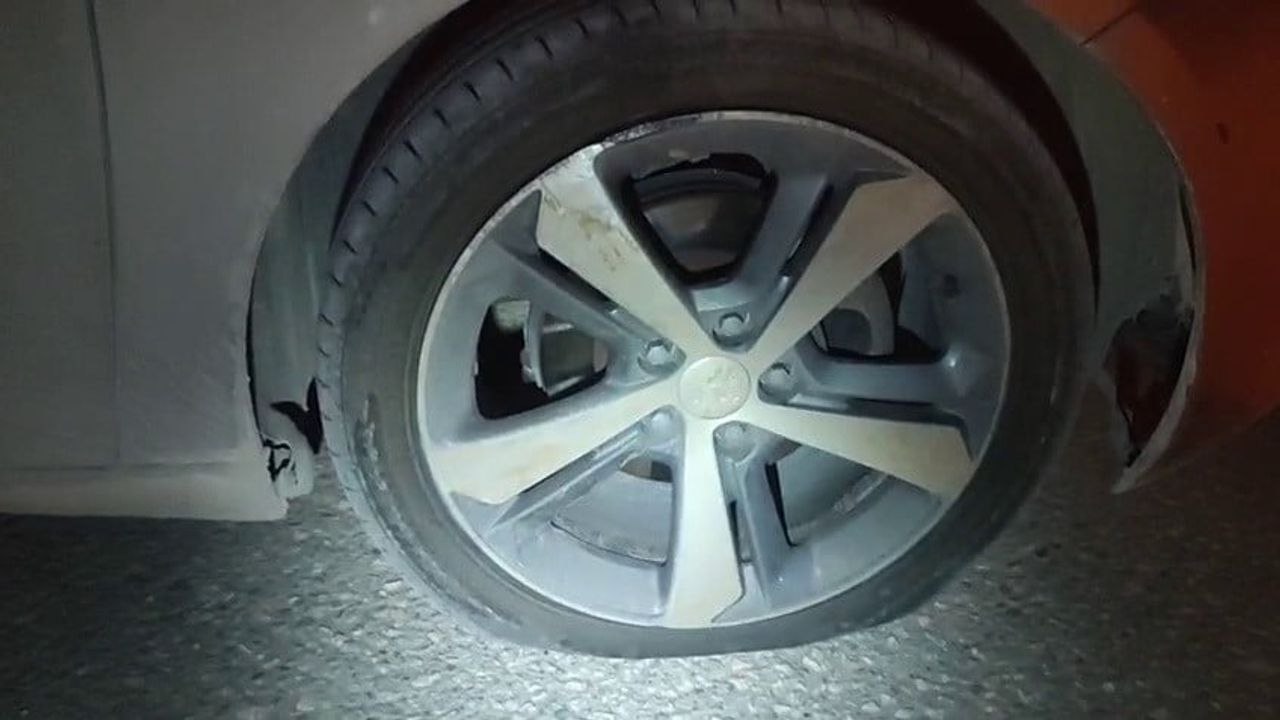 Adıyaman'da otomobil çukura girince lastikleri patladı, sürücü tepki gösterdi