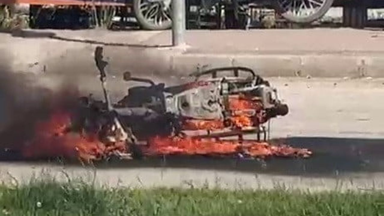 Adıyaman'da Sanko Kavşağı'nda Trafik Işıklarında Bekleyen Motosiklet Alev Alarak Hurdaya Döndü