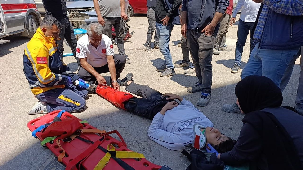 Adıyaman'da Zey ve Fevzi Çakmak kavşağında otomobil-motosiklet çarpışması: 1 yaralı