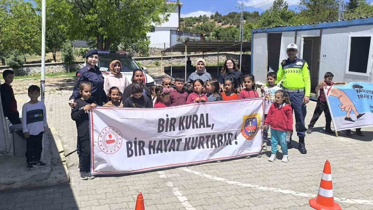 Adıyaman Gölbaşı'nda ilkokul ve anaokul öğrencilerine trafik eğitimi