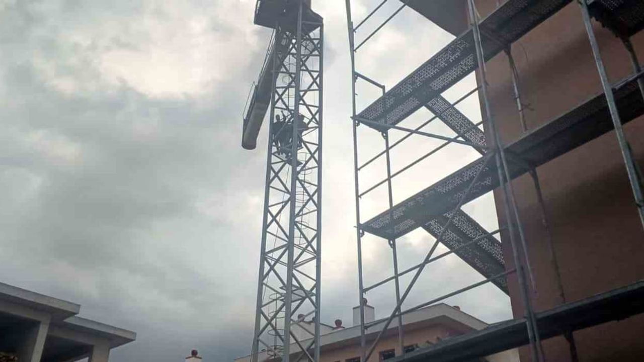 Adıyaman Gölbaşı'nda işçiler kule vince çıkarak maaş taleplerini dile getirdi