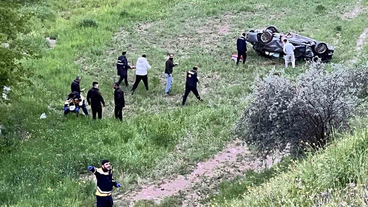 Adıyaman-Kahta karayolunda tarlaya uçan otomobilde 4 kişi yaralandı