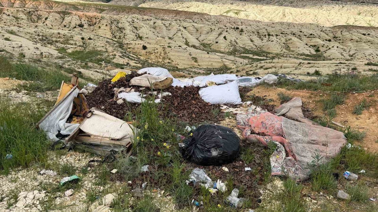 Adıyaman-Şanlıurfa Karayolu'nda yol kenarına bırakılan atıklar tepkilere neden oldu