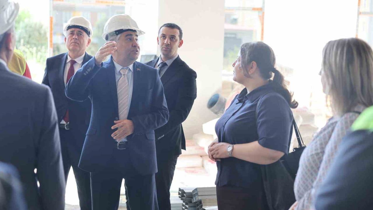 ADÜ Rektörü Prof. Dr. Bülent Kent, Diş Hekimliği Fakültesi Hastane İnşaatını İnceledi