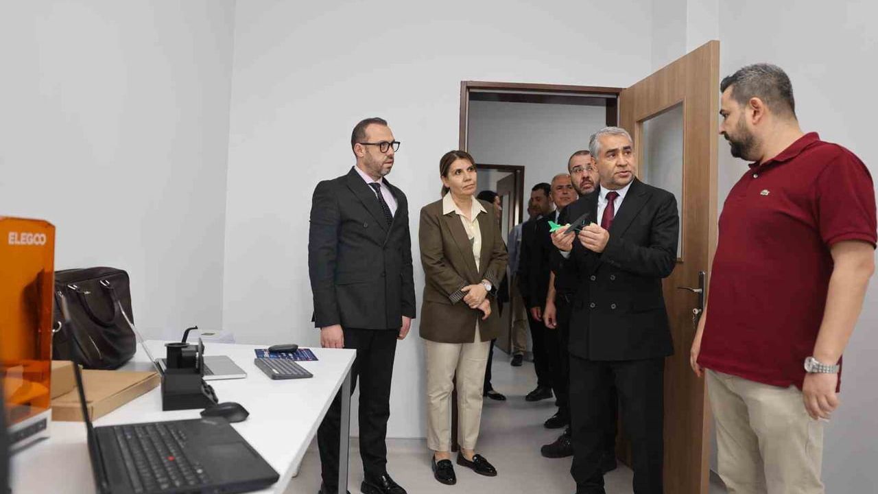 ADÜ Rektörü Prof. Dr. Bülent Kent, Merkezi Araştırma Laboratuvarı'nı inceledi