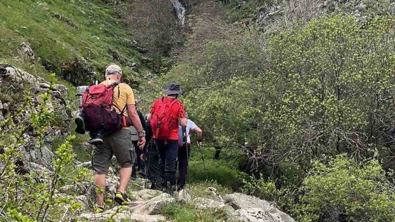 AFDOS Üyeleri 3 Kilometrelik Yürüyüşle Uçak Şelalesi ve Bininler Kaya Evlerini İnceledi