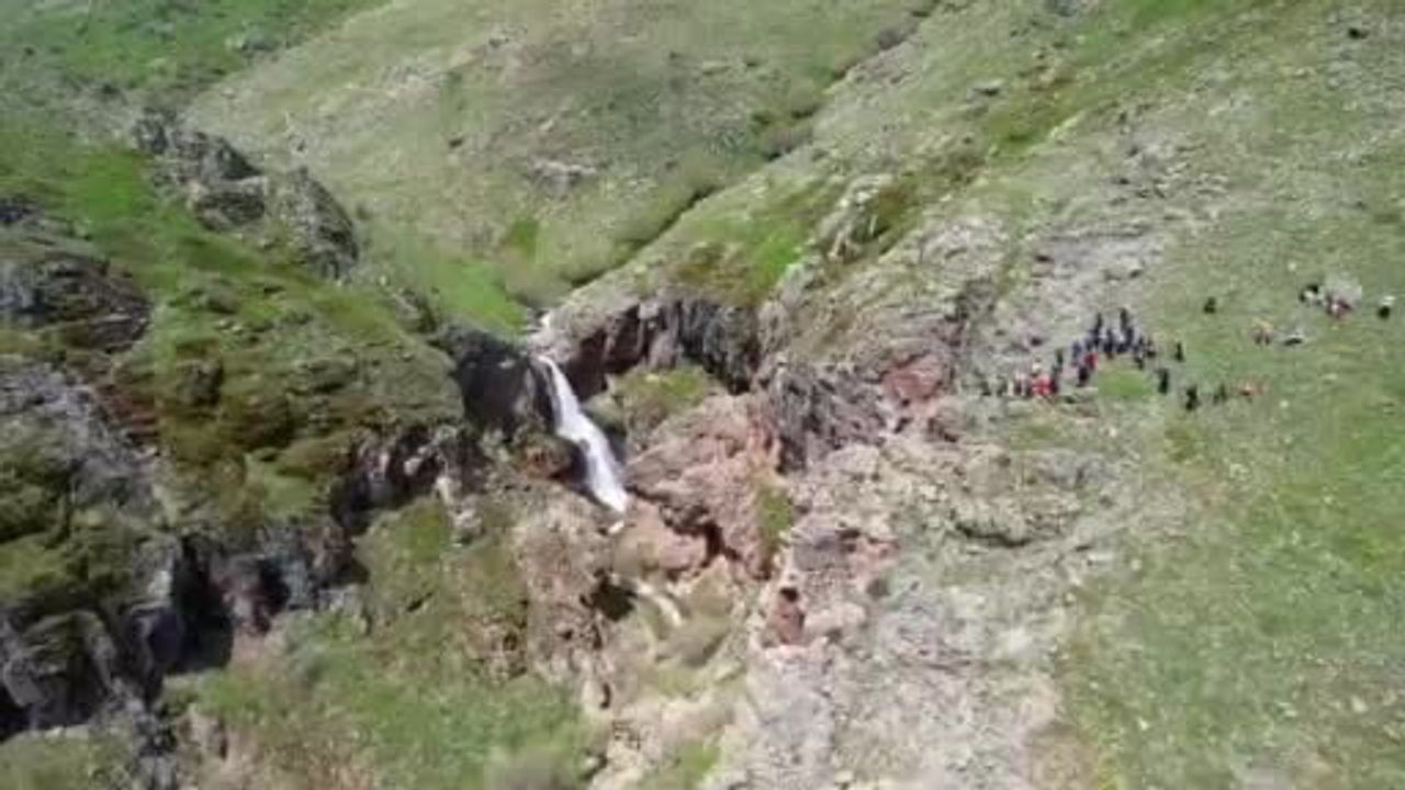 AFDOS üyeleri Şuhut'ta yaklaşık 3 km tırmanışla Uçak Şelalesi ve Bininler Kaya Evleri'ni gezdi