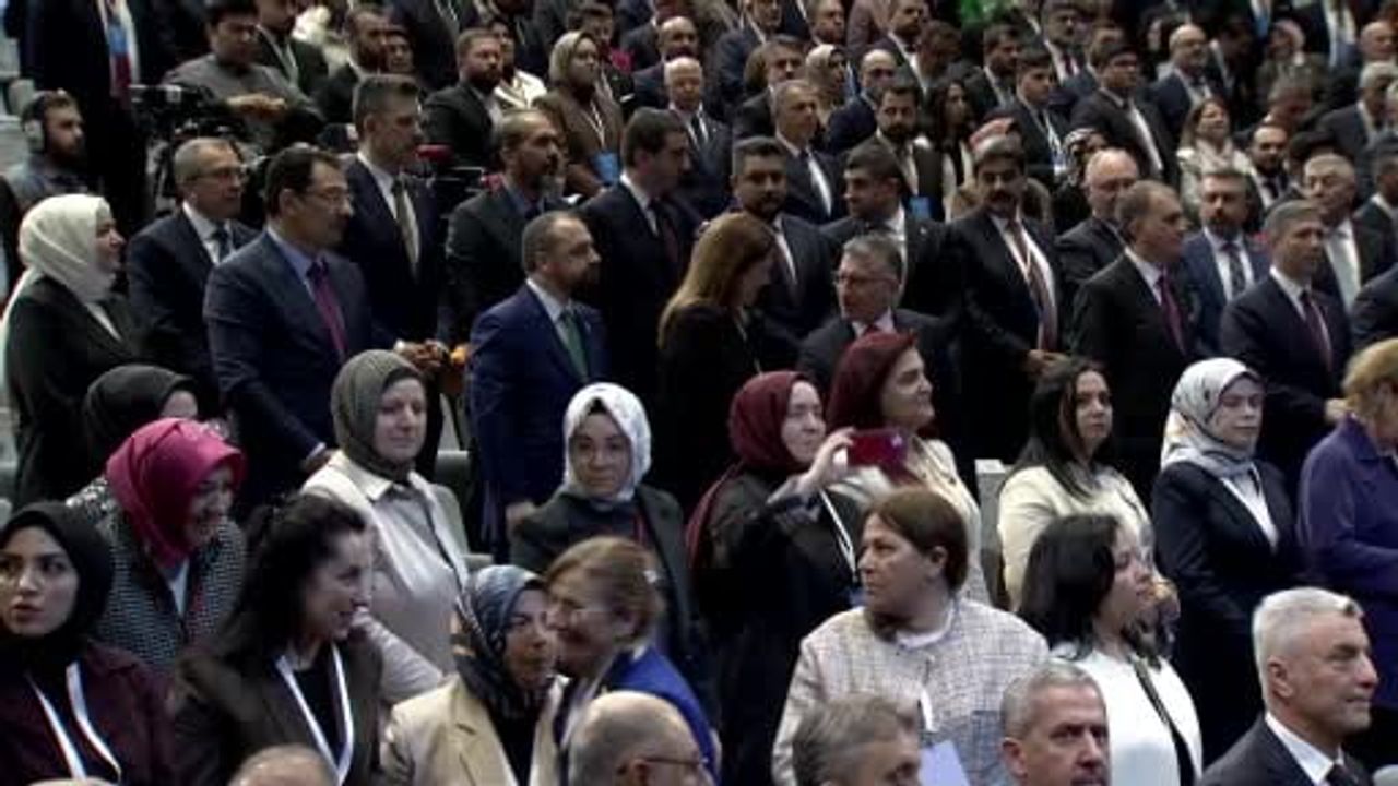 Afyonkarahisar Belediye Başkanı Burcu Köksal AK Parti'ye katıldı