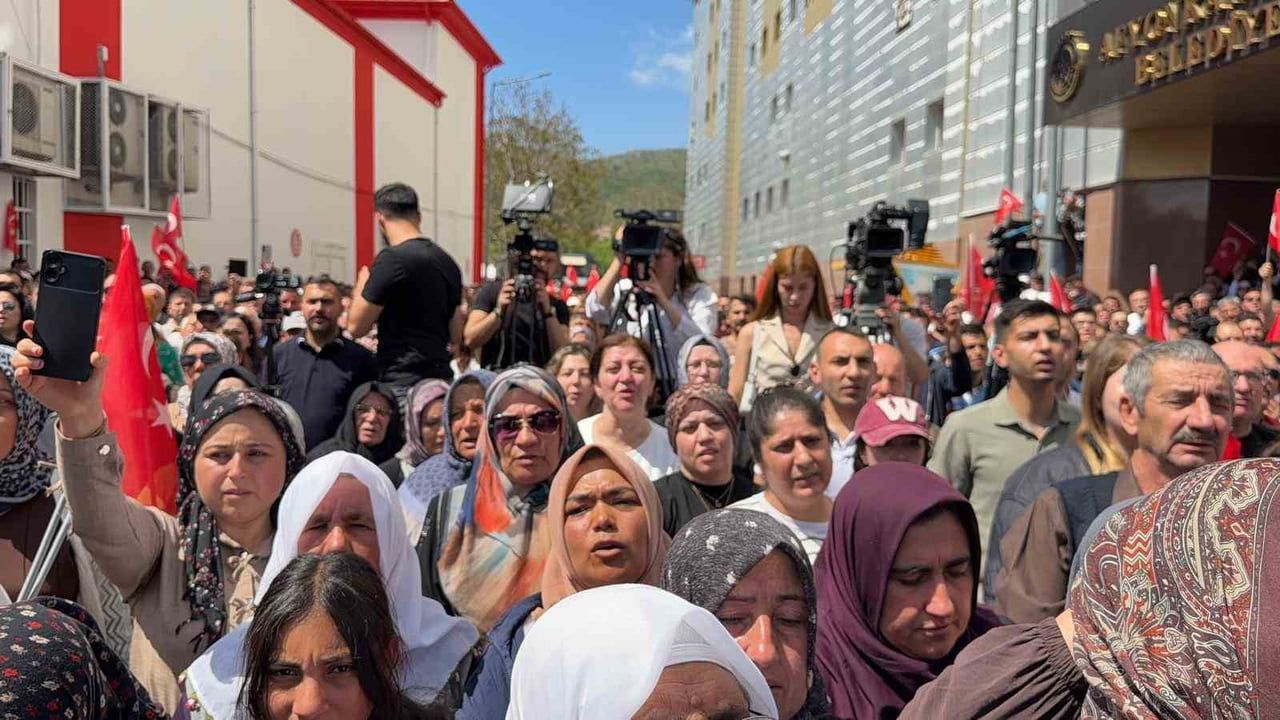 Afyonkarahisar Belediye Başkanı Burcu Köksal AK Parti’ye katıldı: 'Memleketime AK Parti’de hizmet etmeye devam edeceğim'