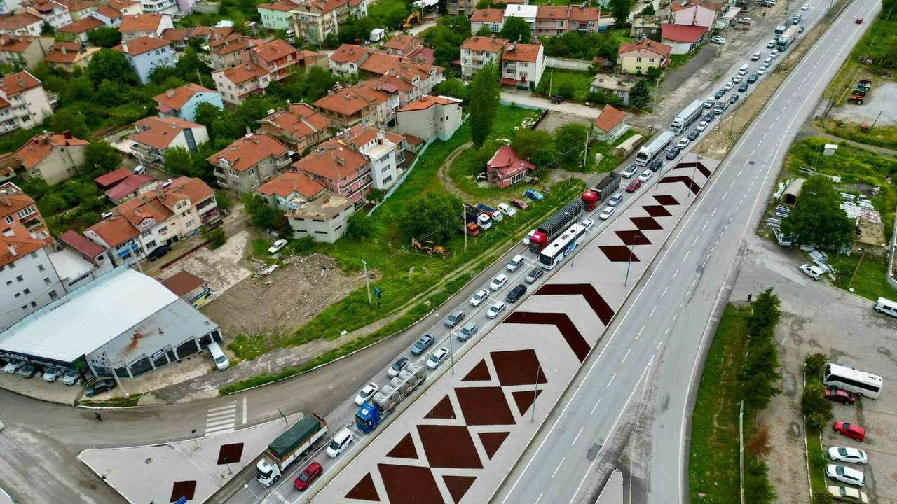Afyonkarahisar'da 9 günlük bayram tatiliyle şehirlerarası yollarda trafik yoğunluğu başladı