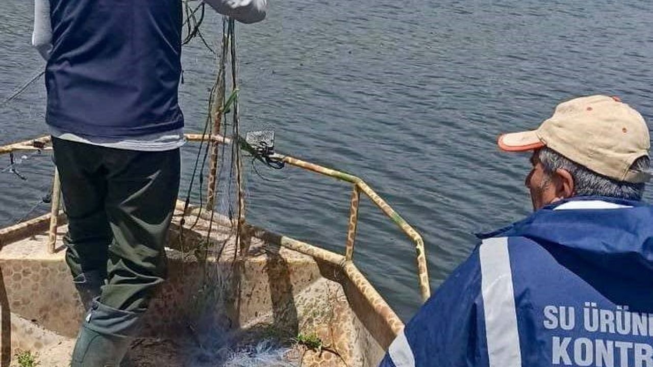 Afyonkarahisar'da baraj ve göletlerde kaçak avcılıkla mücadele: 300 metrelik ağ ele geçirildi