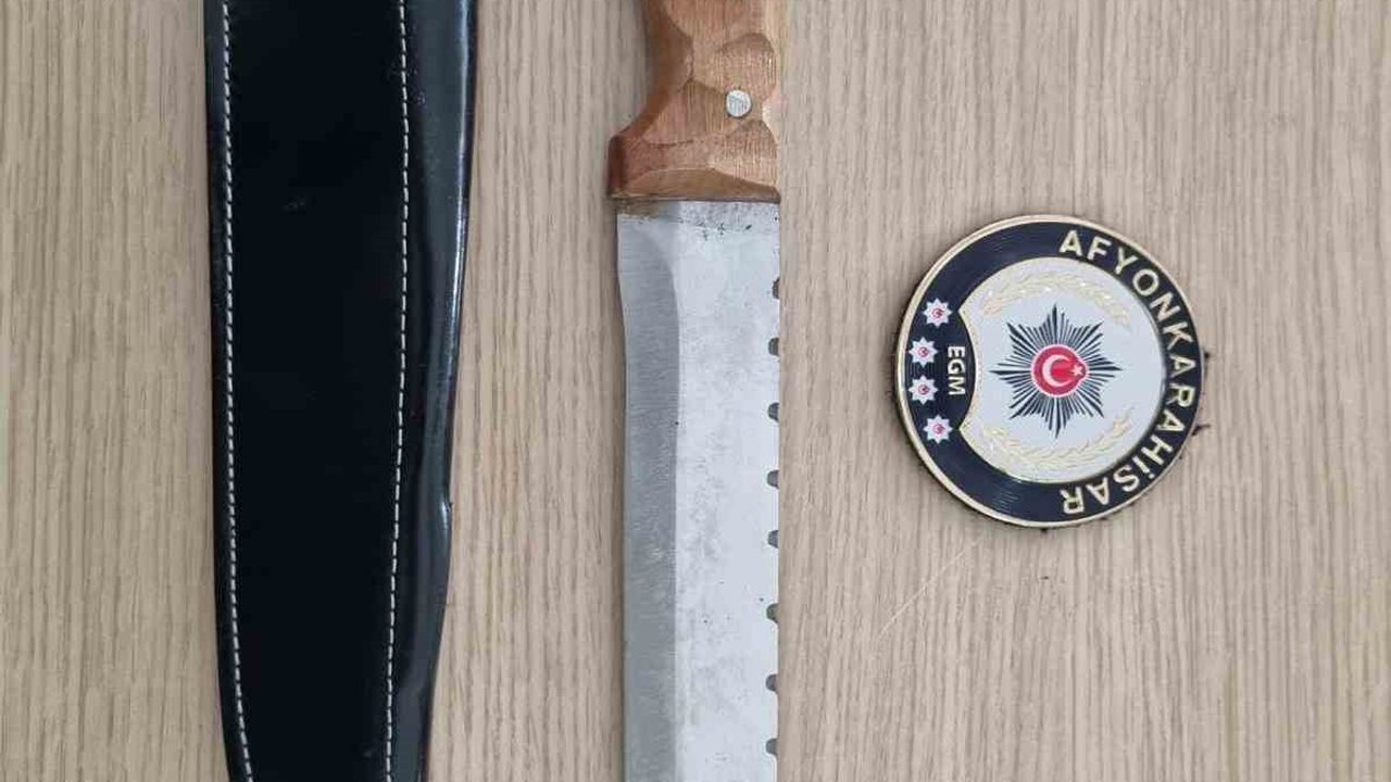 Afyonkarahisar’da bıçaklı saldırı girişiminde bulunan şüpheli olayda kullanılan bıçakla yakalandı