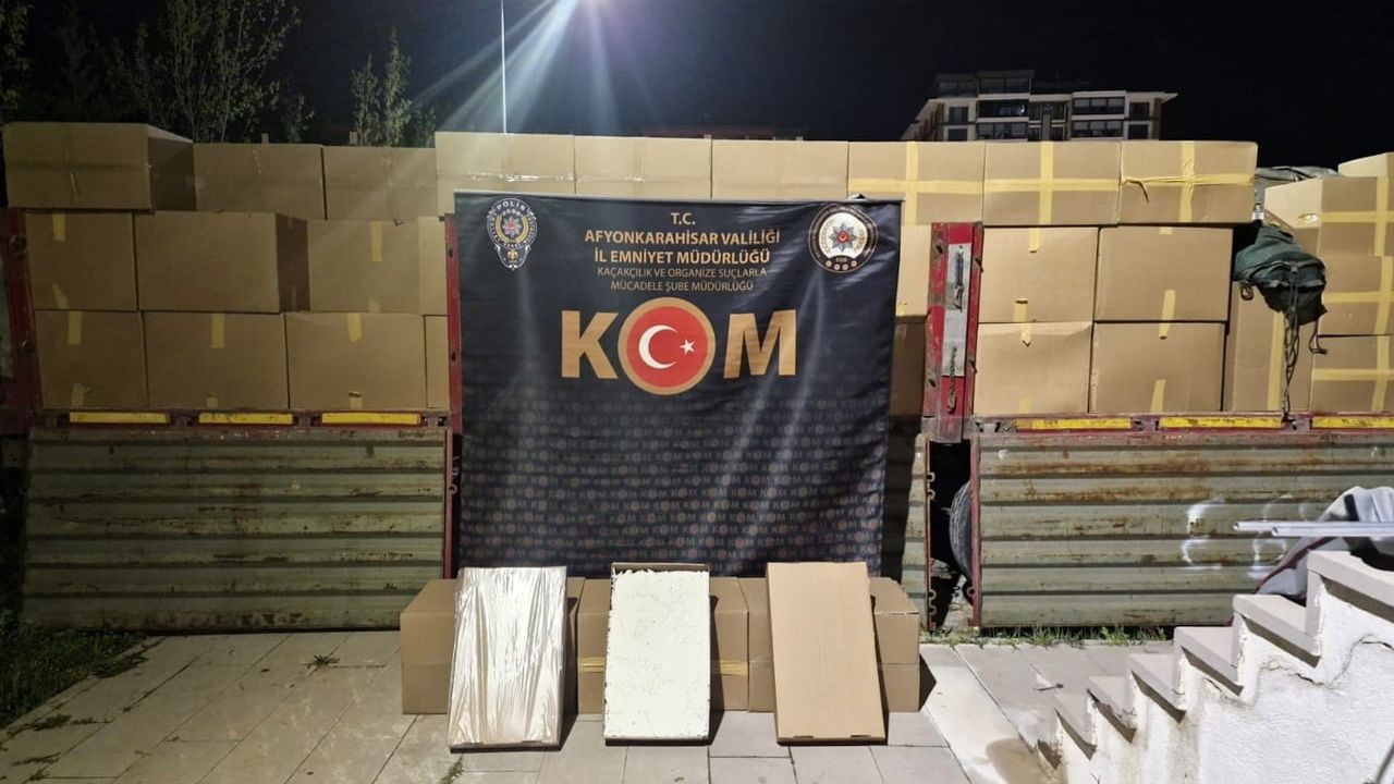 Afyonkarahisar'da durdurulan tırda yaklaşık 20 milyon TL değerinde kaçak makaron ele geçirildi
