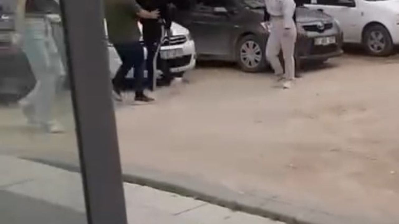 Afyonkarahisar'da kavga eden üç kızı ayıran vatandaşlara bıçaklı saldırı: polis çalışma başlattı