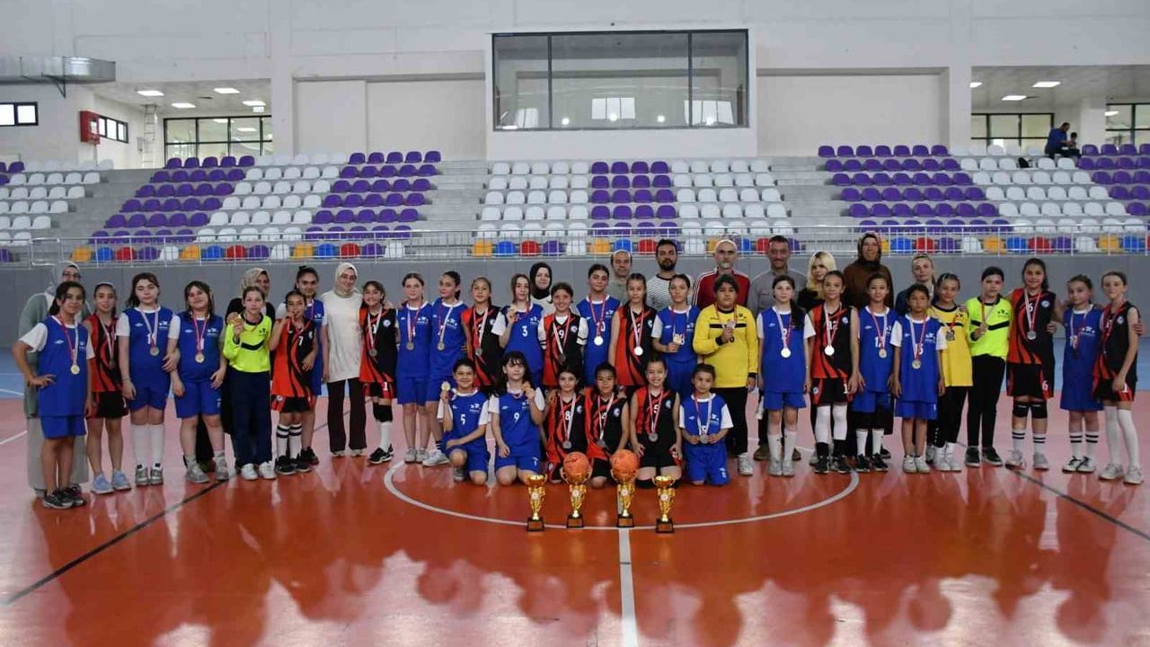 Afyonkarahisar’da Kulüpler Hentbol Minik Kızlar İl Birinciliği Müsabakaları Sona Erdi
