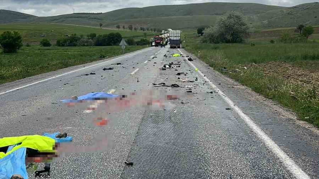 Afyonkarahisar'da motosiklet-tır çarpışması: Sürücü hayatını kaybetti, eşi ağır yaralı