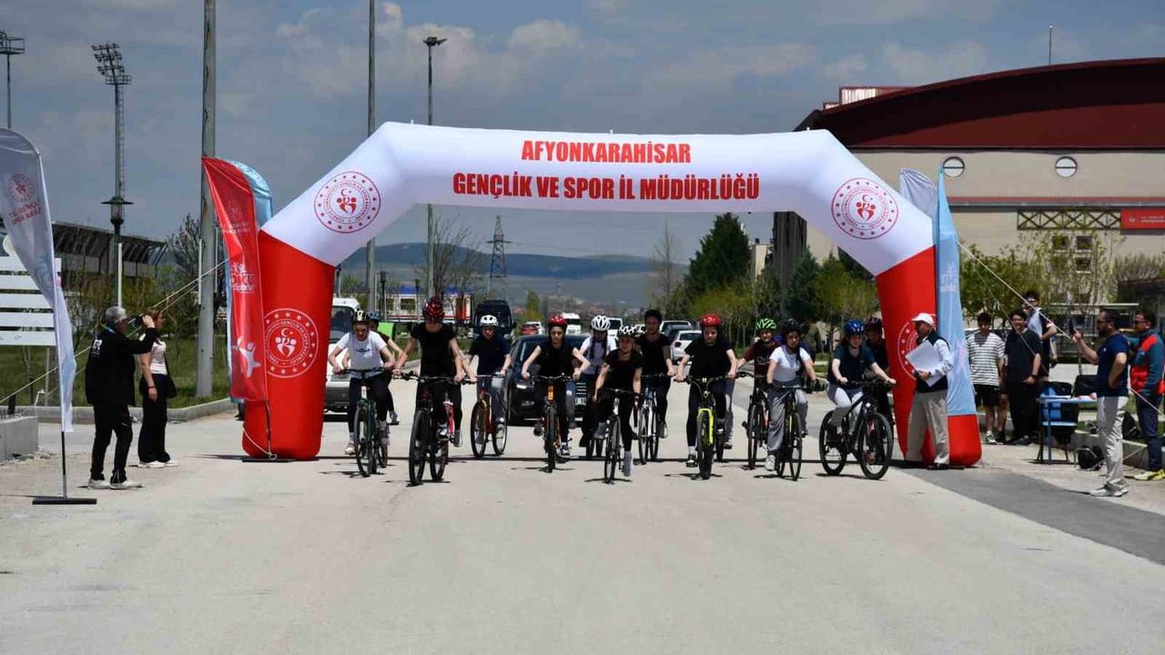 Afyonkarahisar'da Okul Sporları Bisiklet Yarışları Kocatepe Spor Kompleksi'nde tamamlandı