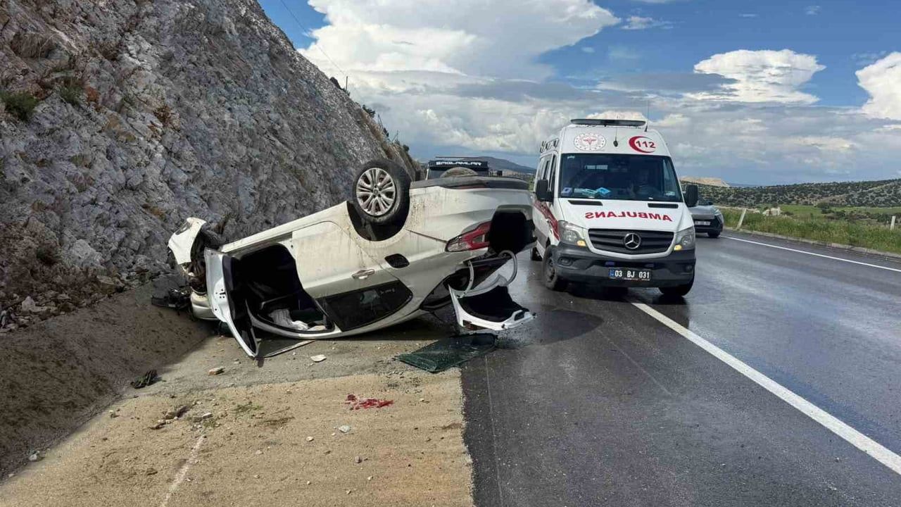 Afyonkarahisar'da takla atıp refüje giren otomobilde 4 kişi yaralandı