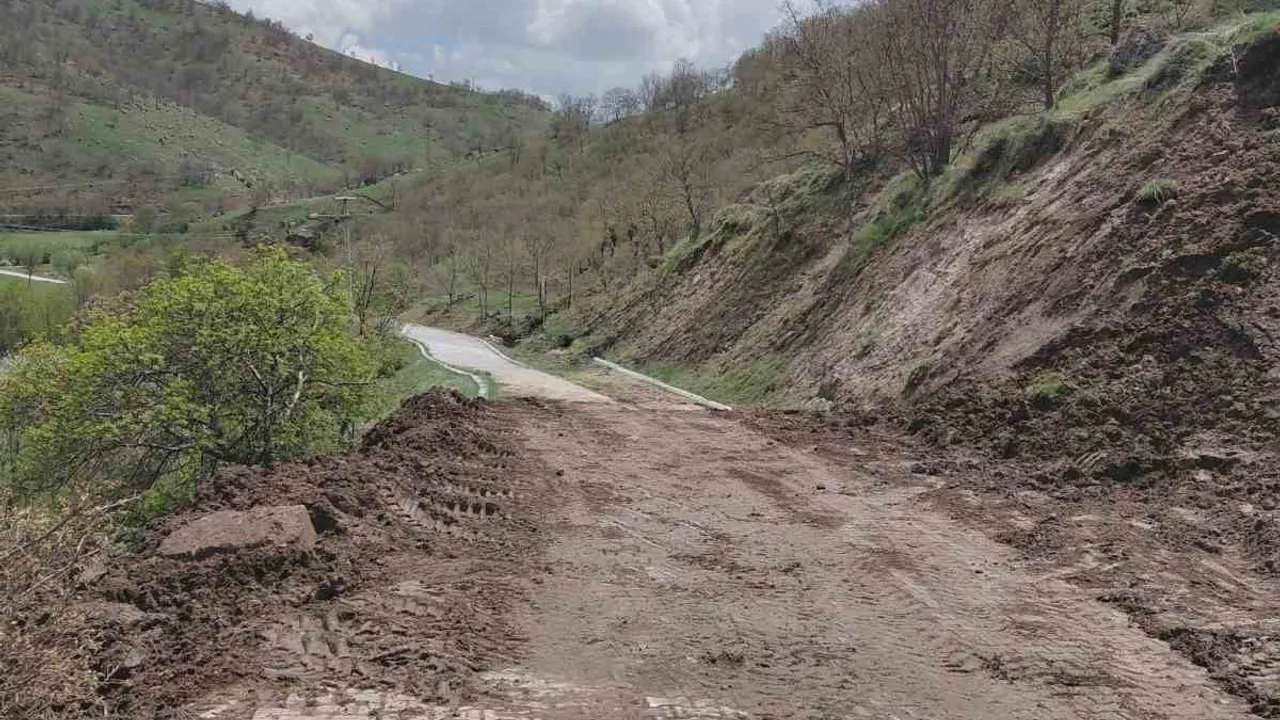 Afyonkarahisar'da Yedikapı Tabiat Parkı yolundaki heyelan sonrası ulaşım yeniden sağlandı