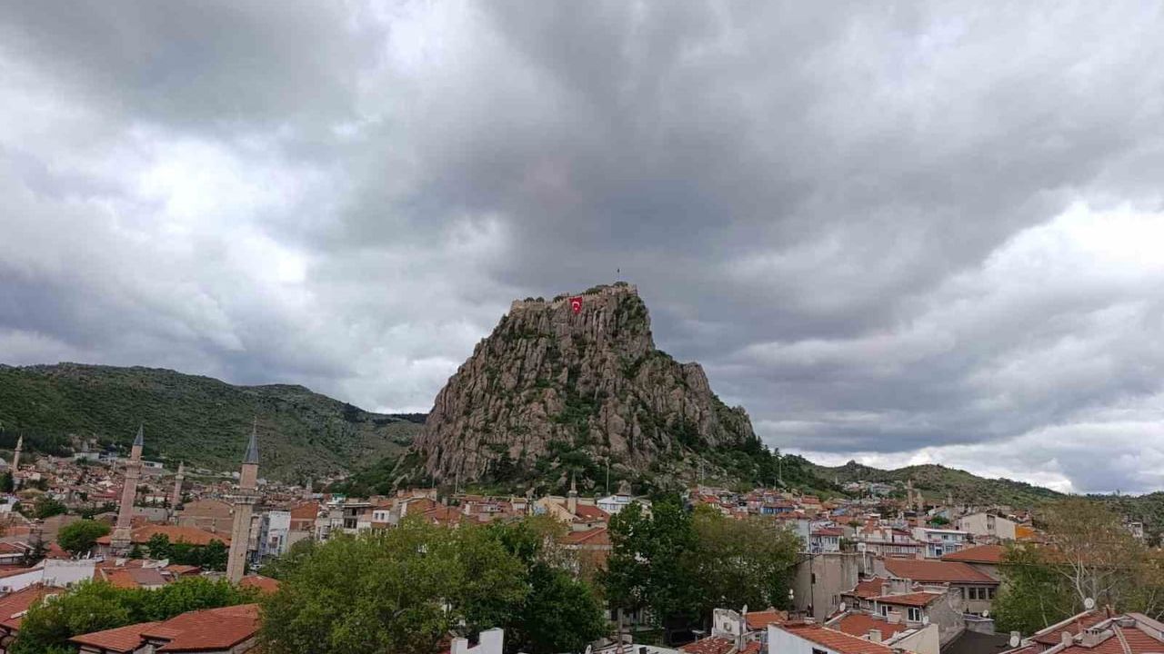 Afyonkarahisar'da yeni hafta serin ve kapalı başlayacak; aralıklı yağış bekleniyor