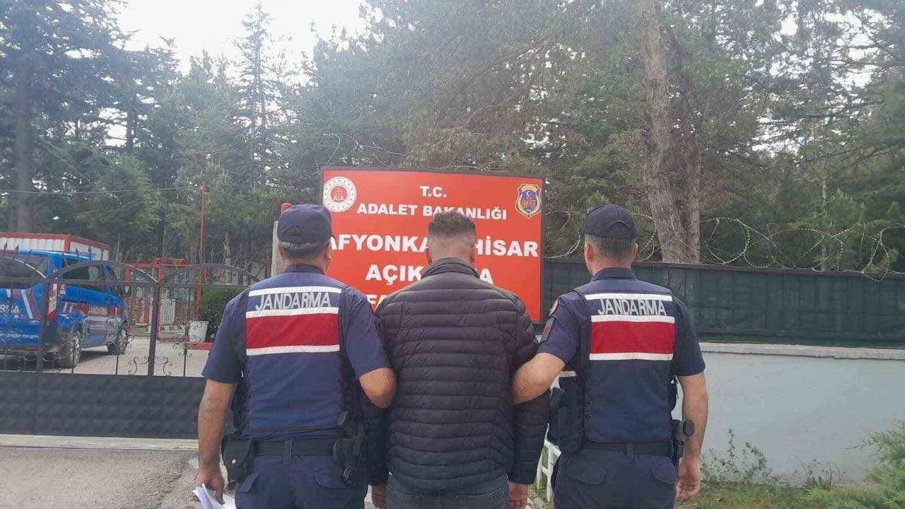 Afyonkarahisar Jandarması yol kontrollerinde 33 aranan şahsı yakaladı; 10 kişi tutuklandı