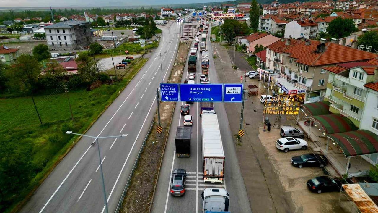 Afyonkarahisar kara yollarında bayram trafiği yoğunluğu: Antalya, Konya ve Ankara yönlerinde uzun kuyruklar