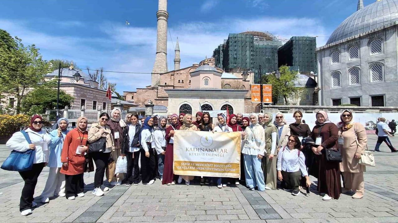 Afyonkarahisarlı 55 lise öğrencisi 'Gençlerimiz Medeniyetimizin İzinde' projesiyle İstanbul’da