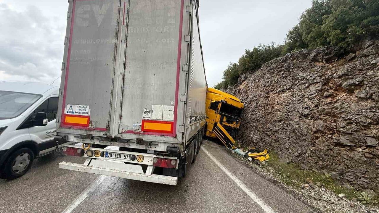 Ağlasun Peçenek Beli'nde kontrolden çıkan tır kayalıklara çarptı: 1 yaralı