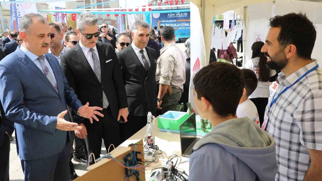 Ağrı’da 8. Bilim Dolu Günler Bilim Şenliği törenle başladı