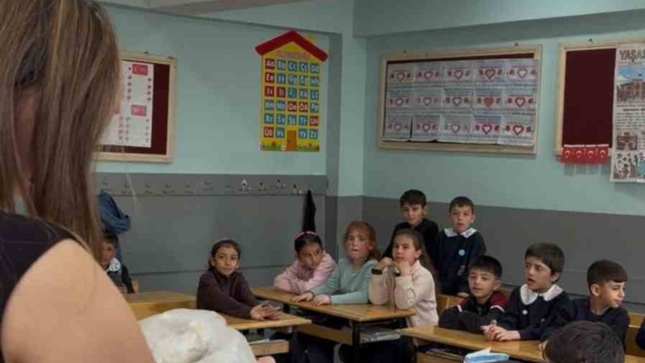 Ağrı'da girişimci Yaren Polat 45 öğrenciye spor ayakkabı ve pizza dağıttı