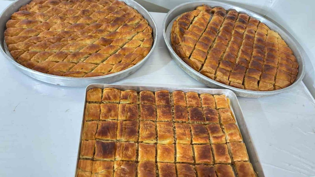 Ağrı'da Kurban Bayramı Öncesi Ev Baklavası Mesaisi