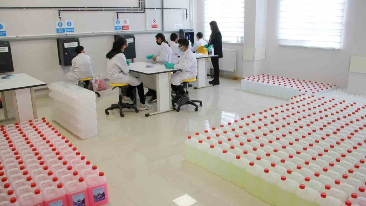 Ağrı TOBB Mesleki ve Teknik Anadolu Lisesi'nde 'Maarifin Kalbinde Marifetli Gençlik' ile öğrenciler üretime katılıyor