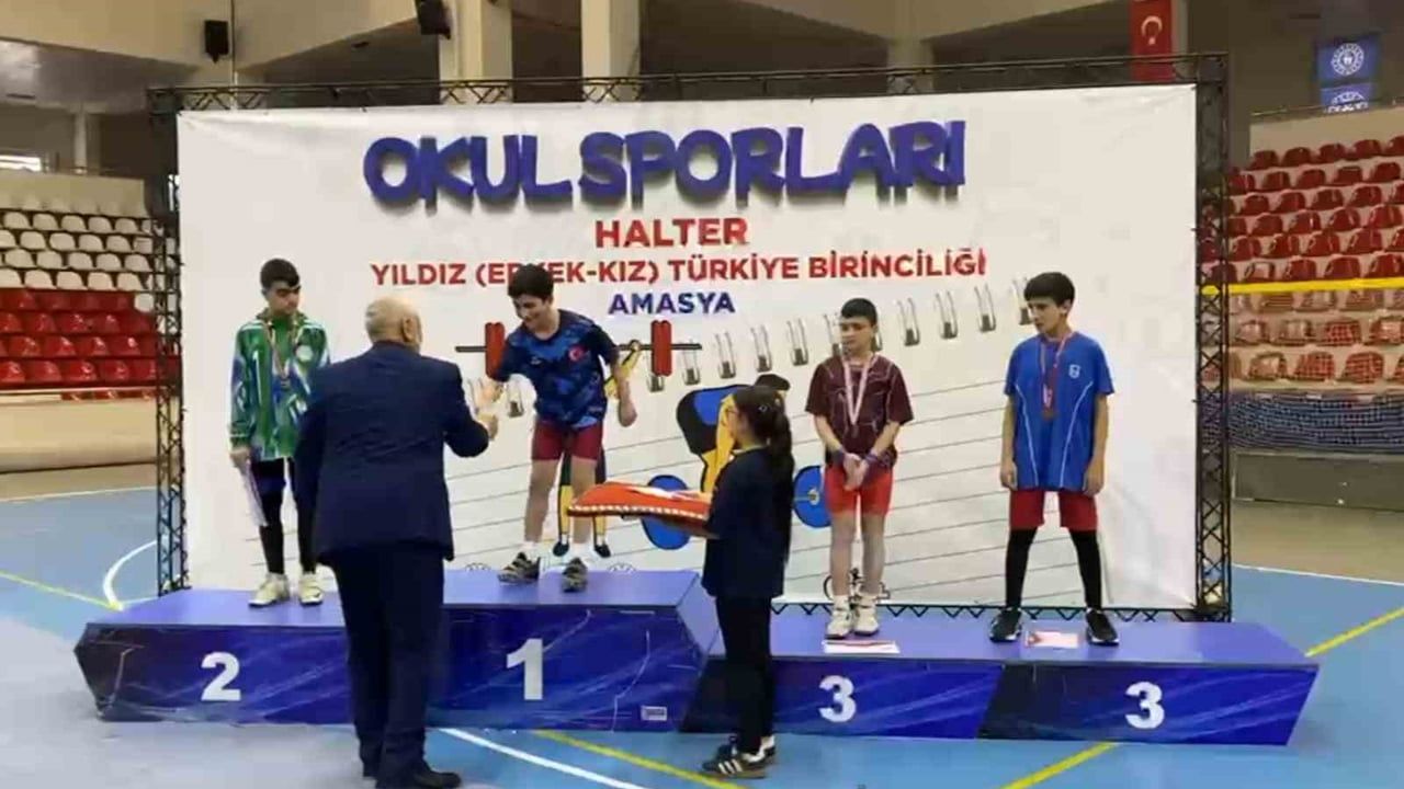Ağrılı Öğrenci Osman Oğur, Amasya'da 42 Kiloda Türkiye Şampiyonu