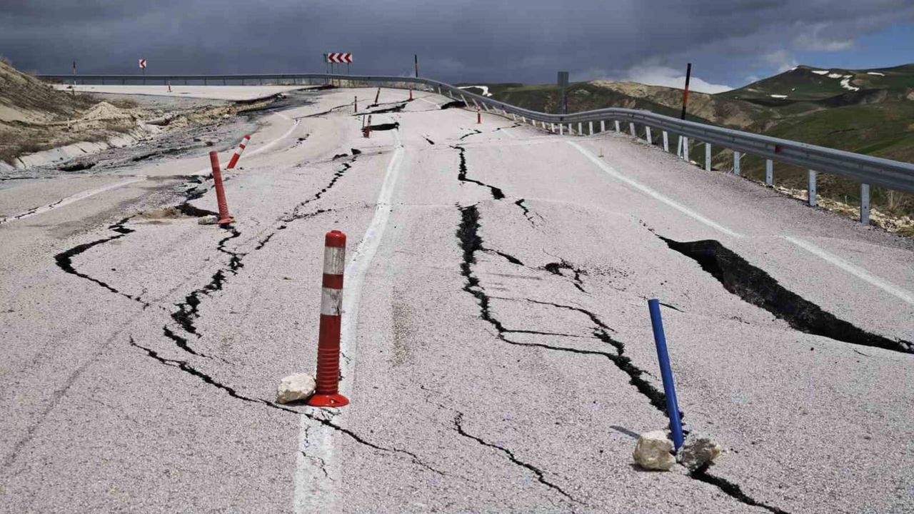Ahlat–Malazgirt kara yolunda toprak kayması: Trafik kapatıldı, bölge sakinleri zorluk yaşıyor