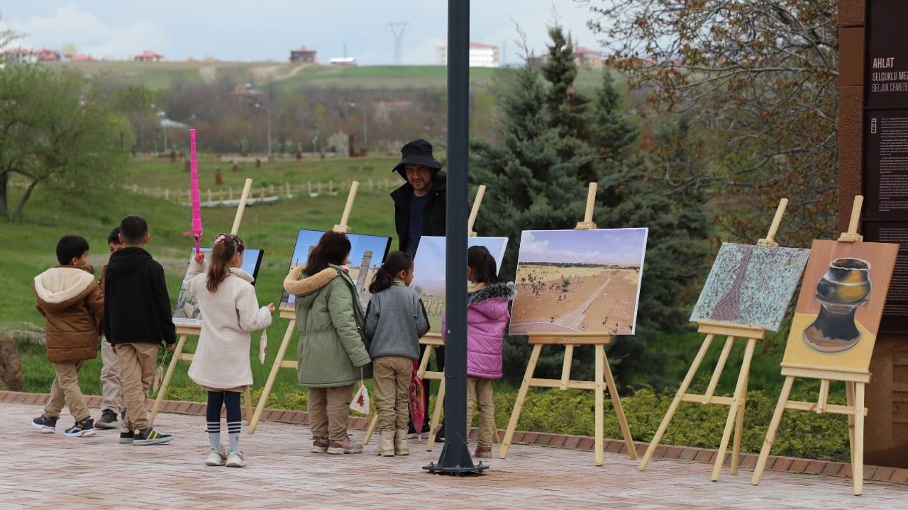 Ahlat'ta 18-24 Mayıs Müzeler Haftası etkinlikleri Selçuklu Meydan Mezarlığı'nda yapıldı