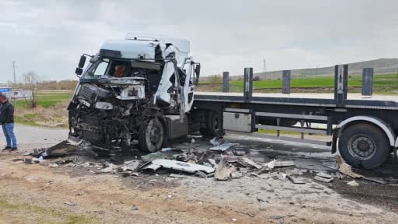 Ahlat’ta iki tır çarpıştı: 1 yaralı, yol kısa süreliğine kapandı