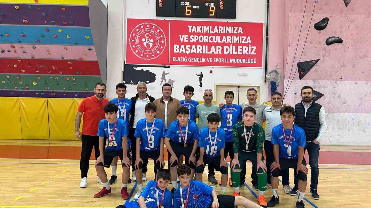 Ahmet Hamdi Tanpınar Ortaokulu futsalda Türkiye'nin en iyi 8 takımı arasına girdi