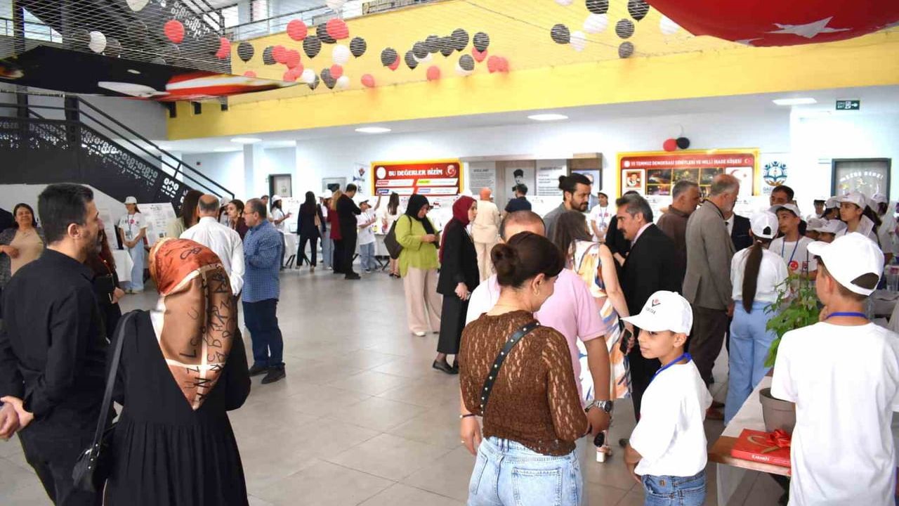 Ahmet Karahan Ortaokulu'nda 4006 Bilim Fuarı: 17 Projeyle Bilimsel Yaratıcılık Sergilendi