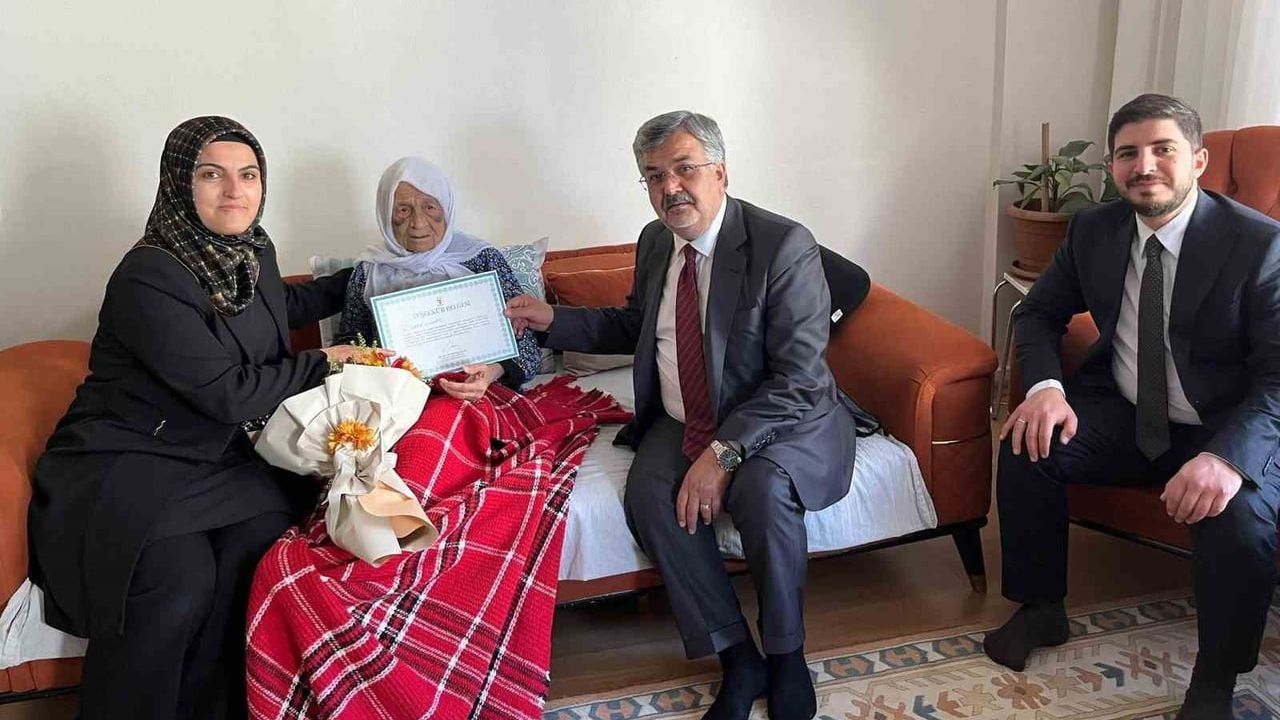 AK Parti Adıyaman Teşkilatı en yaşlı ve en genç üyeyi evinde ziyaret etti
