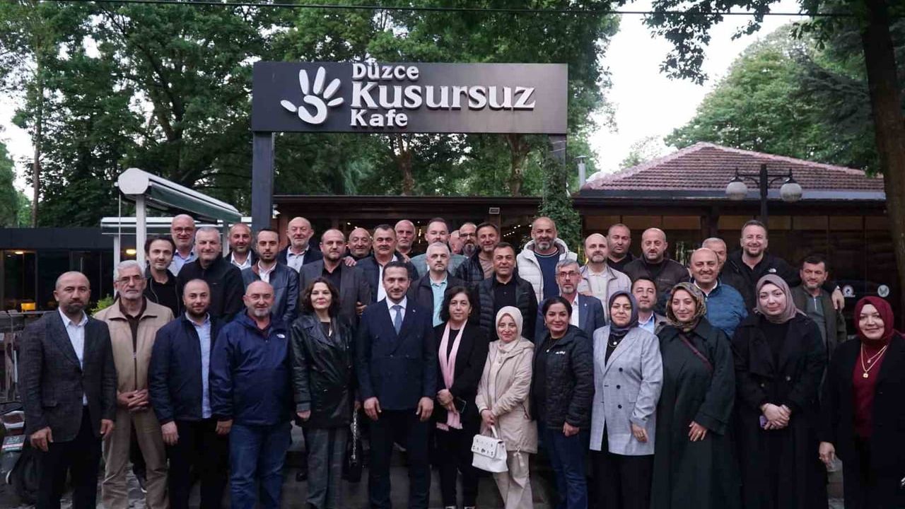 AK Parti Düzce Yönetim Kurulu Toplantısı Kusursuz Kafe'de gerçekleştirildi