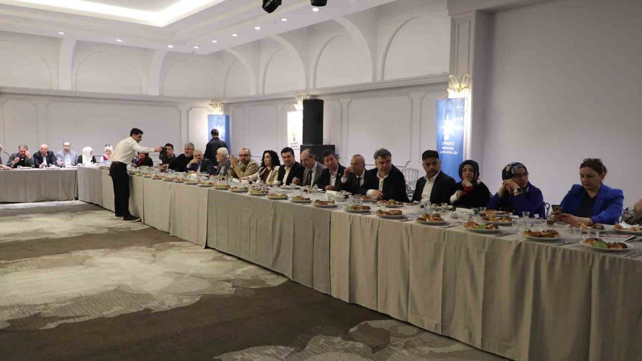 AK Parti Eskişehir'de 'Vefa Buluşması' ile Teşkilatın Geçmişi ve Bugünü Masaya Yatırıldı