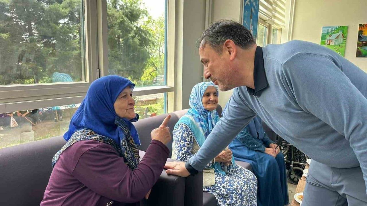AK Parti Karabük heyeti Yücel Huzurevi'ni Anneler Günü'nde ziyaret etti