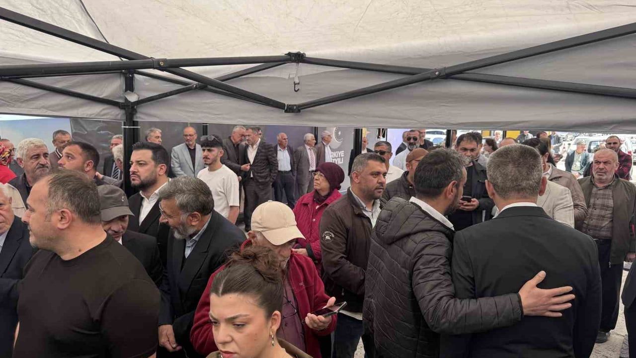 AK Parti Kayseri Teşkilatı Kurban Bayramı'nda Üyeler ve Vatandaşlarla Bayramlaştı