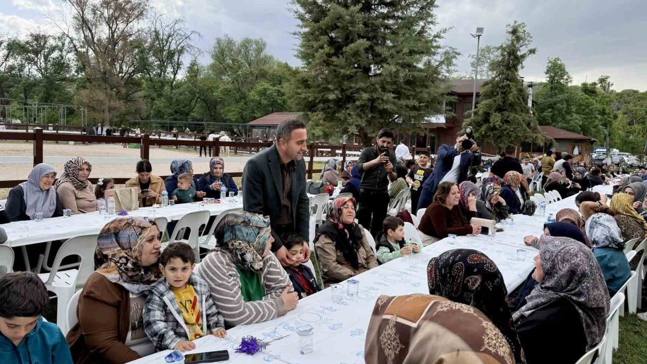 Akçadağ’da Anneler Günü: Başkan Hasan Ulutaş annelerle buluştu