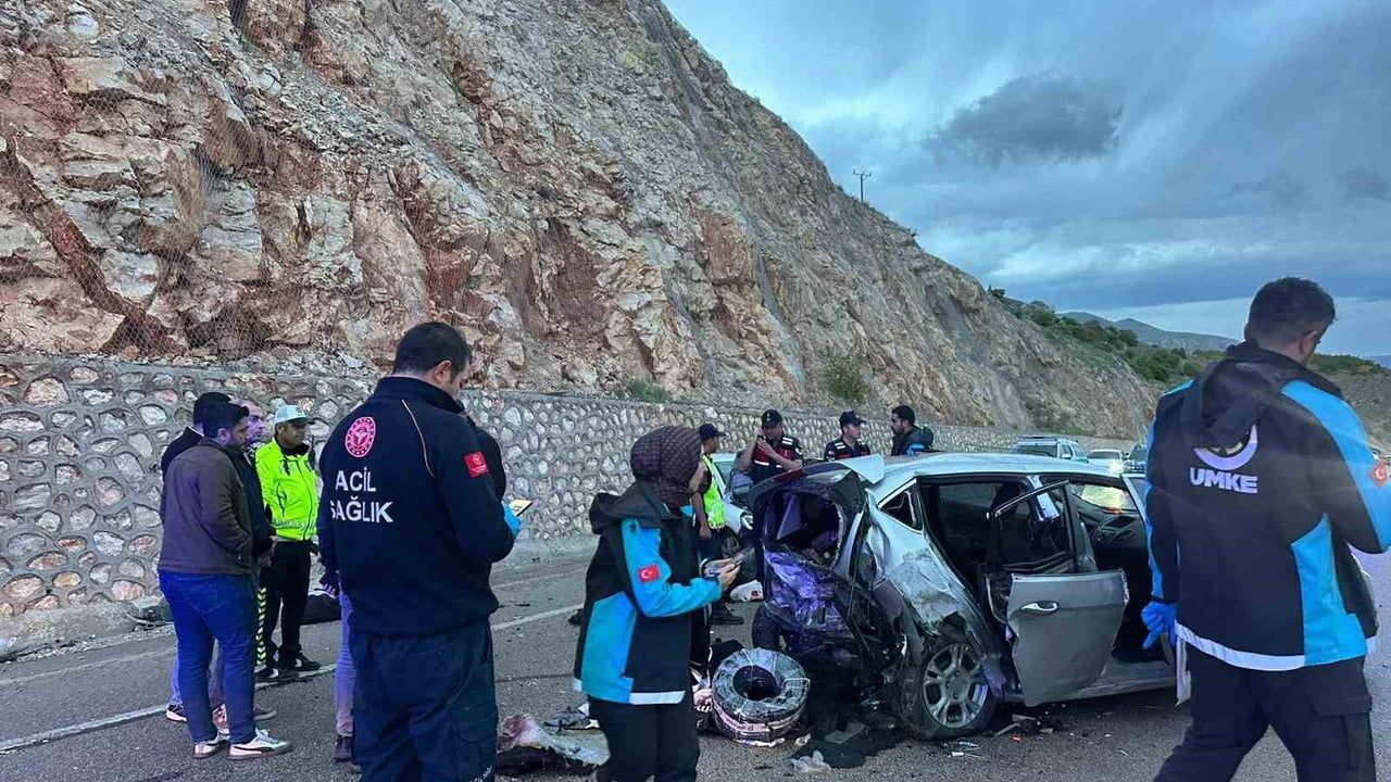 Akçadağ'da iki otomobil kafa kafaya çarpıştı: 8 yaralı, 1'i ağır