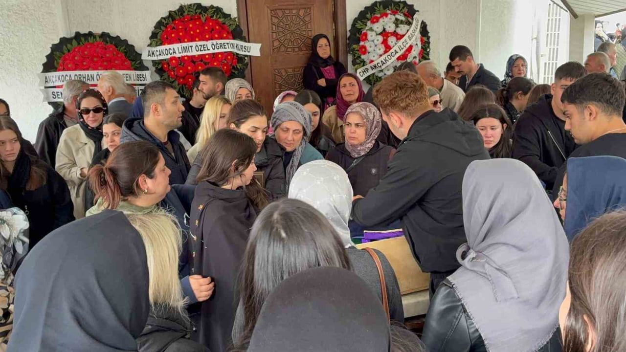 Akçakoca'da motosiklet kazasında yaşamını yitiren lise öğrencisi defnedildi