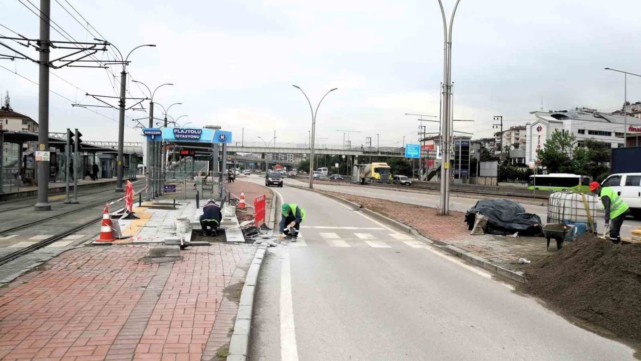 Akçaray'da 'Çift Dizi Tramvay' için 14 istasyonda peron uzatma çalışması