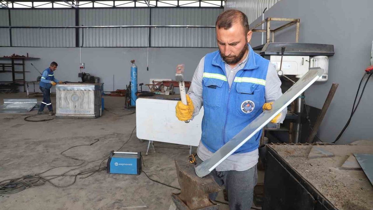 Akdeniz Belediyesi, Eski Çöp Konteynerlerini Atölyede Yenileyerek Tasarruf Sağlıyor
