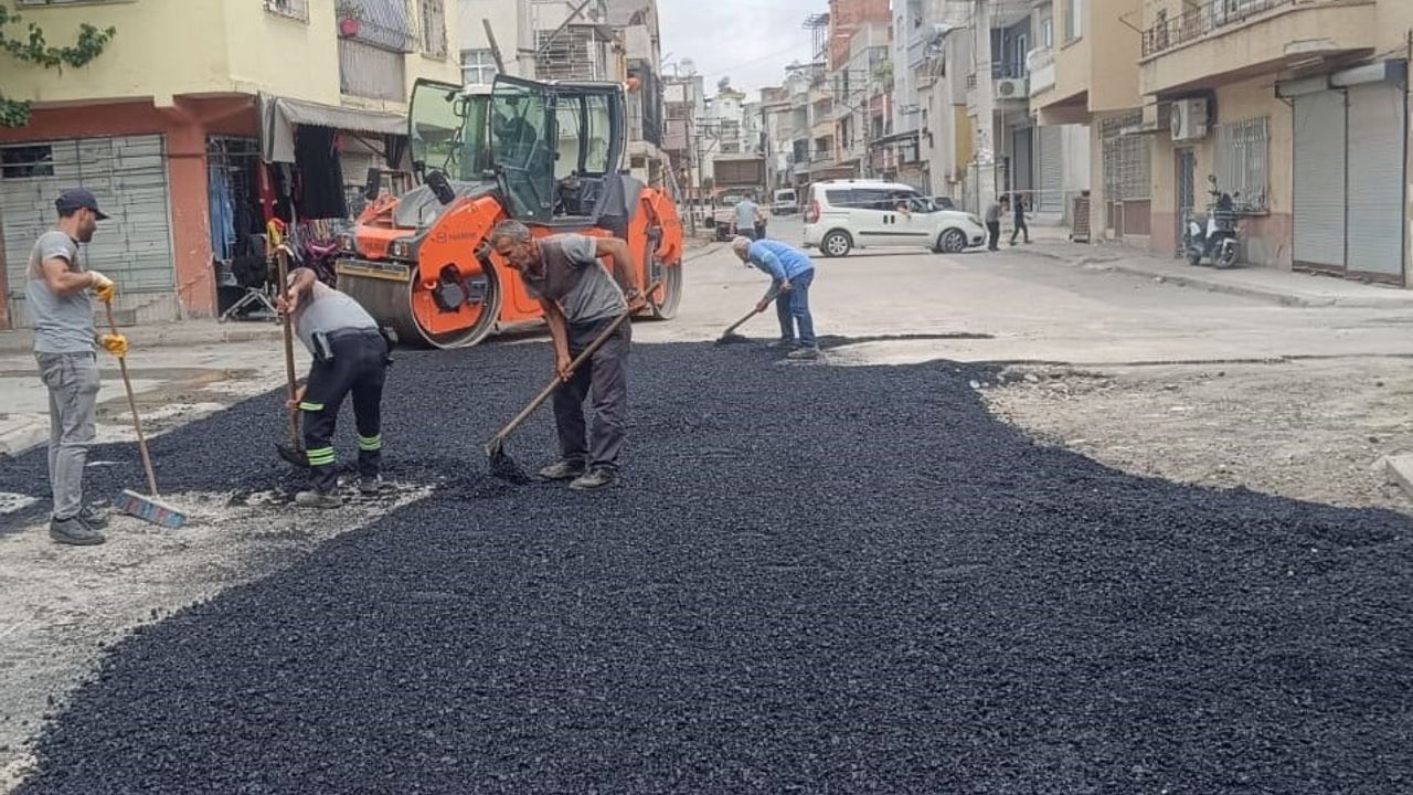 Akdeniz Belediyesi Gündoğdu Mahallesi'nde 185 ton sıcak asfaltla yama çalışmasını tamamladı