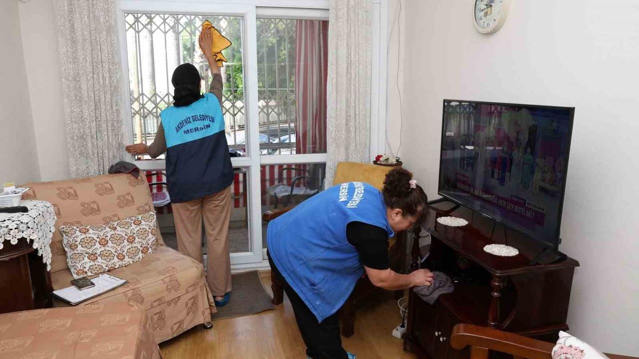 Akdeniz Belediyesi'nden şehit, gazi ve dezavantajlılara bayram öncesi ev temizliği ve kişisel bakım hizmeti